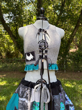 Load image into Gallery viewer, Medium keyhole top • reversible
