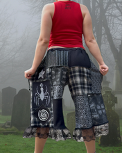 Load image into Gallery viewer, Small-XL capris
